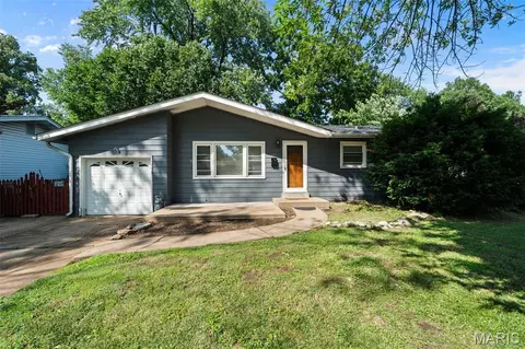 1245 Lindsay Ln, Florissant, MO 63031
