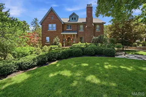 444 Sherwood Dr, Webster Groves, MO 63119