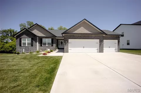 6992 Milburn Estates Dr, O'fallon, IL 62269