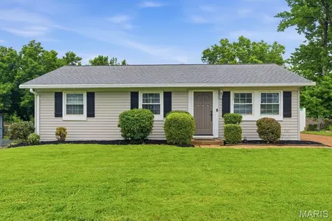 127 E Marseille Dr, Saint Louis, MO 63129
