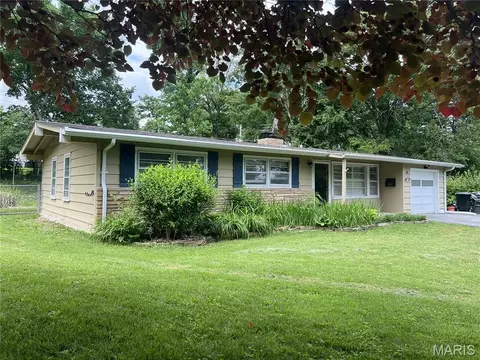 615 Crest Ct, Kirkwood, MO 63122