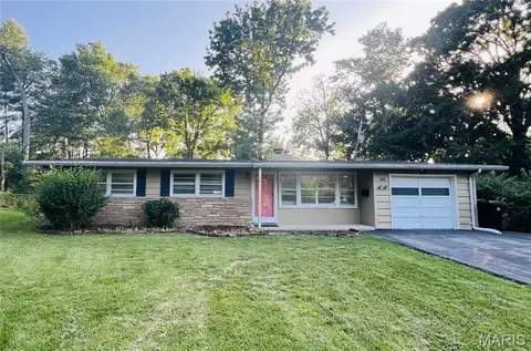 615 Crest Ct, Kirkwood, MO 63122