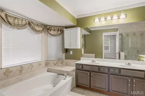 Bath - 1577 Fox Ridge Ct, Arnold, MO 63010 photo 2 of 7