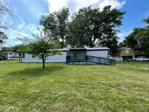 105 Edgewood Dr, Belleville, IL 62223