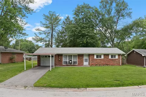 34 Fenwood Dr, Belleville, IL 62220
