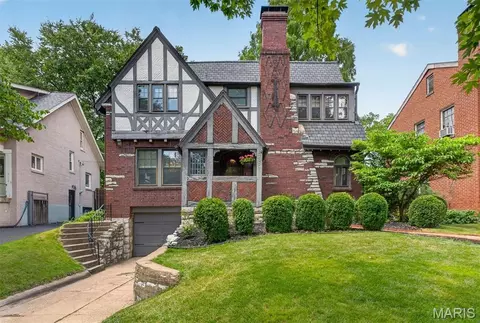 7037 Northmoor Dr, Saint Louis, MO 63105
