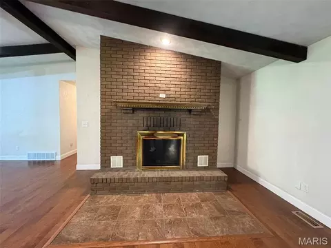 Living - 310 Granite Ln, Jackson, MO 63755 photo 8 of 10