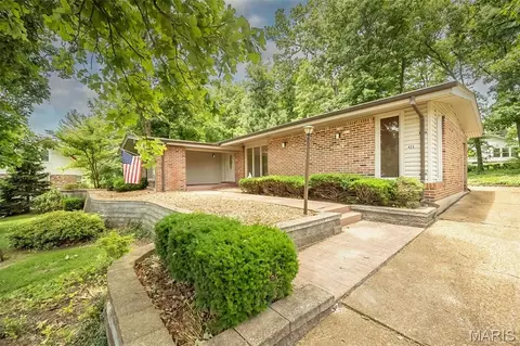 425 Kenilworth Ln, Ballwin, MO 63011