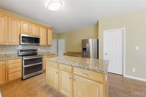 Kitchen - 109 Snake River Dr, O'fallon, MO 63368 photo 3 of 6