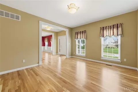 Living - 109 Snake River Dr, O'fallon, MO 63368 photo 4 of 8