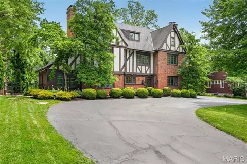 6 Ridgemoor Dr, Clayton, MO 63105