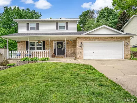 29 Williamsburg Ln, Glen Carbon, IL 62034