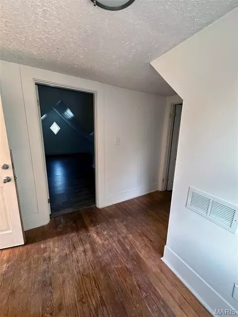 Entry Way - 333 E Stoddard St, Dexter, MO 63841 photo 2 of 2