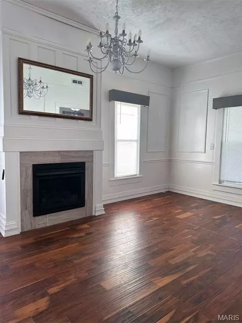 Living - 333 E Stoddard St, Dexter, MO 63841 photo 2 of 3