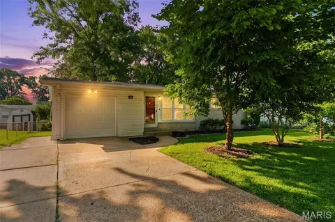860 Flora Ln, Florissant, MO 63031