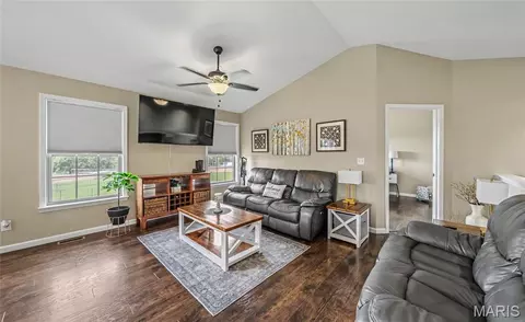 Entry Way - 903 Q Ave, Saint Clair, MO 63077 photo 3 of 5