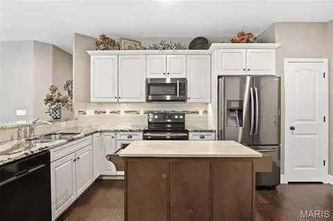 Kitchen - 608 Willowbrook Way, O'fallon, IL 62269 photo 2 of 3