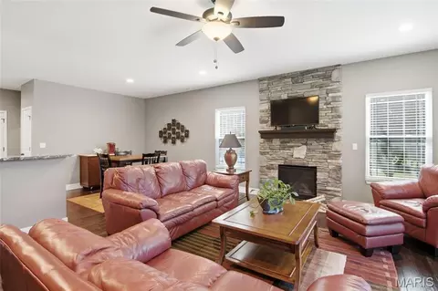 Living - 608 Willowbrook Way, O'fallon, IL 62269 photo 2 of 5