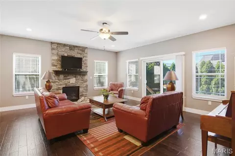 Living - 608 Willowbrook Way, O'fallon, IL 62269 photo 3 of 5