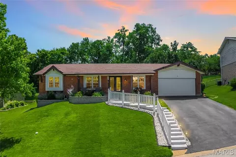 556 Spragues Mill Ct, Ballwin, MO 63011