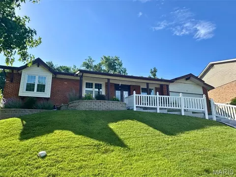 556 Spragues Mill Ct, Ballwin, MO 63011