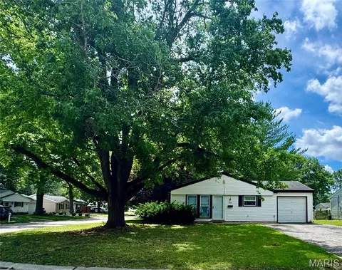 1401 Peace Dr, Belleville, IL 62220