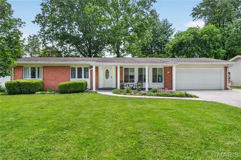 842 Lesparre Dr, Creve Coeur, MO 63141