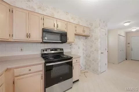 Kitchen - 2082 Hackmann Estates Dr, Saint Charles, MO 63303 photo 4 of 4