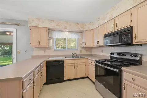 Kitchen - 2082 Hackmann Estates Dr, Saint Charles, MO 63303 photo 3 of 4