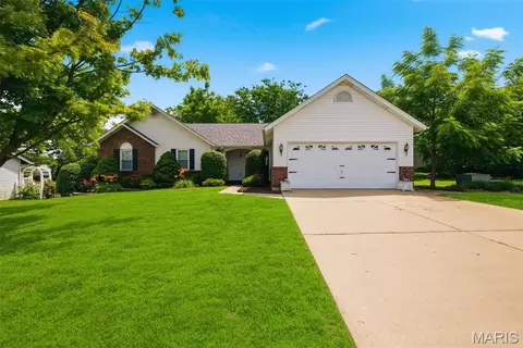 2082 Hackmann Estates Dr, Saint Charles, MO 63303