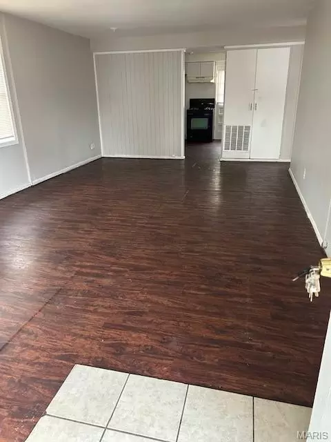 Living - 6826 Friarwood Dr, Berkeley, MO 63134 photo 2 of 3
