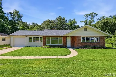8736 Marvista Dr, Saint Louis, MO 63114
