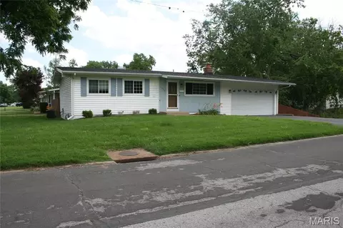 1060 Loveland Dr, Florissant, MO 63031