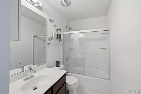 Bath - 5533 Wavecrest Cir, Cottleville, MO 63304 photo 2 of 3