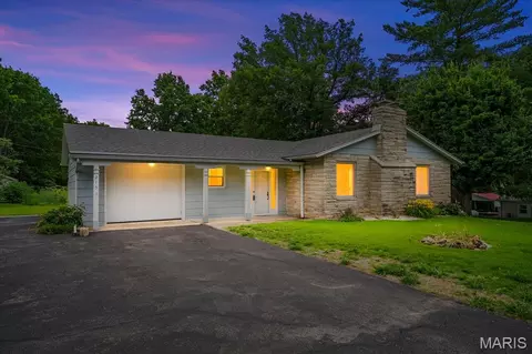 215 Lowell Dr, Columbia, IL 62236