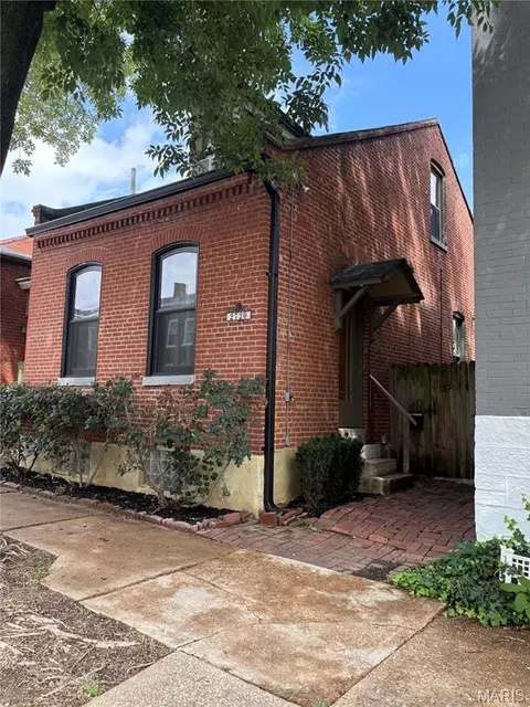 2720 Mcnair Ave, Saint Louis, MO 63118
