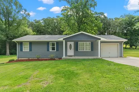 3752 Sunrise Dr, Pacific, MO 63069
