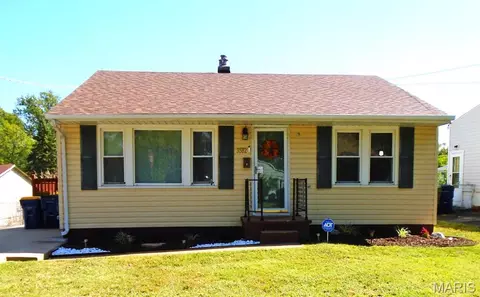 3582 Long Dr, Saint Ann, MO 63074