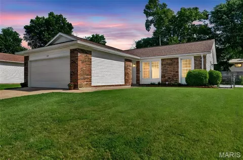375 Novara Dr, Ballwin, MO 63021