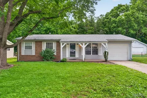 1052 Arlington Dr, Saint Charles, MO 63303