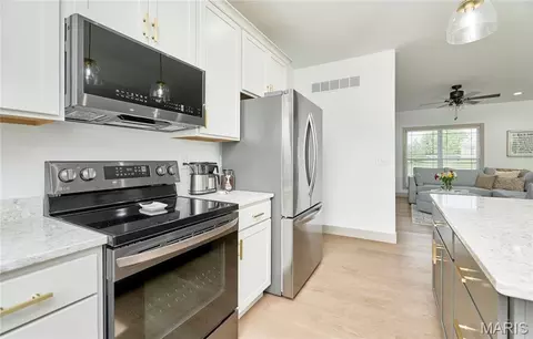 Kitchen - 4 Ashley Ln, Hawk Point, MO 63349 photo 6 of 7