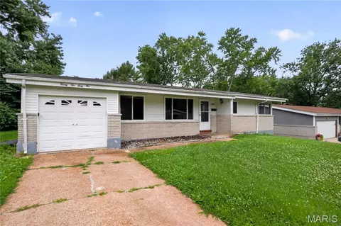 2262 Crandel Dr, Saint Louis, MO 63136