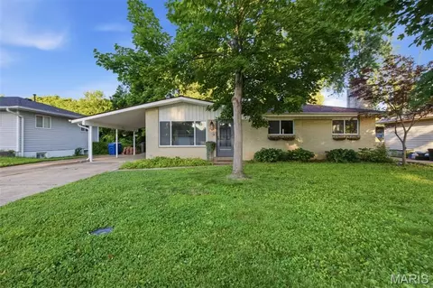 2720 Lakeport Dr, Maryland Heights, MO 63043