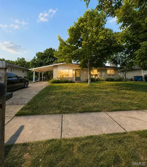2720 Lakeport Dr, Maryland Heights, MO 63043