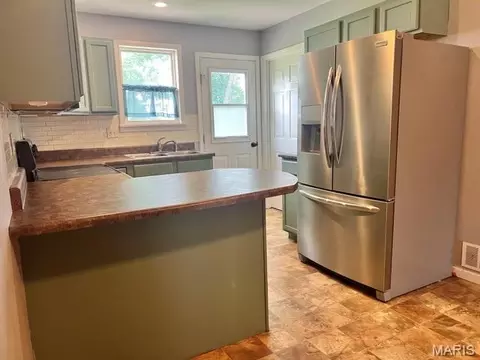 Kitchen - 218 E Jefferson St, Palmyra, MO 63461 photo 2 of 3