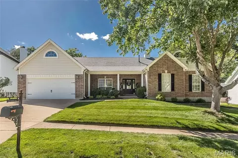 573 Castle Ridge Dr, Ballwin, MO 63021