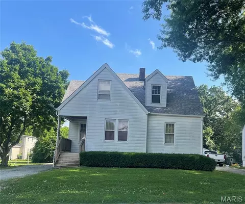 706 N 28th St, Belleville, IL 62226