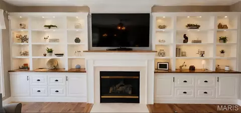 Living - 535 Garrick Pl, O'fallon, MO 63368 photo 2 of 3