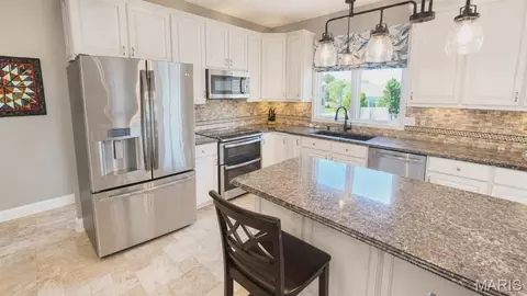 Kitchen - 535 Garrick Pl, O'fallon, MO 63368 photo 3 of 4