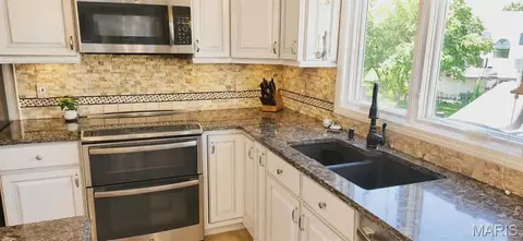 Kitchen - 535 Garrick Pl, O'fallon, MO 63368 photo 2 of 4